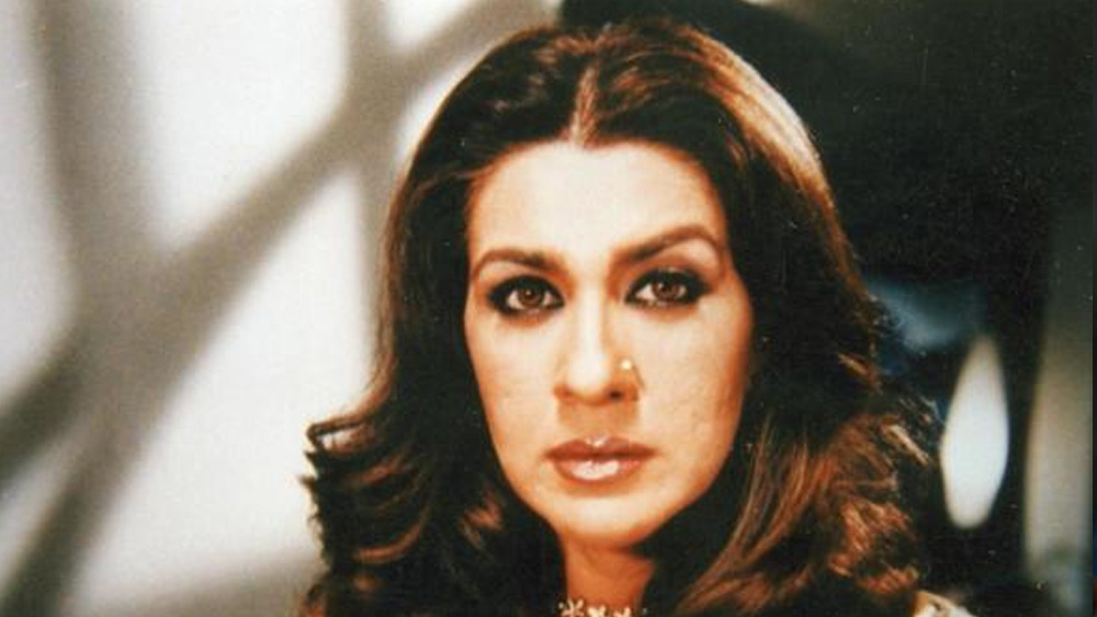 অন্য দিকে কেরিয়ারের শুরুতেই গৃহবধূ হতে রাজি ছিলেন না অমৃতা। বলেছিলেন, আরও বছর দু’য়েক পরে হয়তো অভিনয় ছাড়ার কথা ভাবতে পারেন। কিন্তু সে সময় কেরিয়ার ছাড়ার জন্য তিনি প্রস্তুত ছিলেন না।