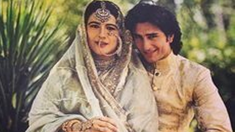 রবি শাস্ত্রীর সঙ্গে বিচ্ছেদের পরে ১৯৯১ সালে সইফ আলি খানকে বিয়ে করেন অমৃতা। তাঁদের ১৩ বছরের দাম্পত্য ভেঙে যায় ২০০৪ সালে। অমৃতার বিয়ের আগের বছর সাতপাকে বাঁধা পড়েছিলেন শাস্ত্রীও। বিয়ে করেছিলেন ঋতুকে।