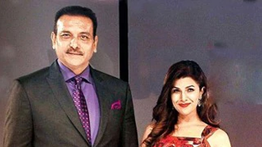 বিচ্ছেদের কারণ হিসেবে শোনা গিয়েছিল আর এক অভিনেত্রী নিমরত কউরের সঙ্গে রবি শাস্ত্রীর সম্পর্কের কথা। ২০১৮ সালে তাঁদের গোপন প্রেম নিয়ে খবর প্রকাশিত হয়েছিল বেশ কিছু জায়গায়।