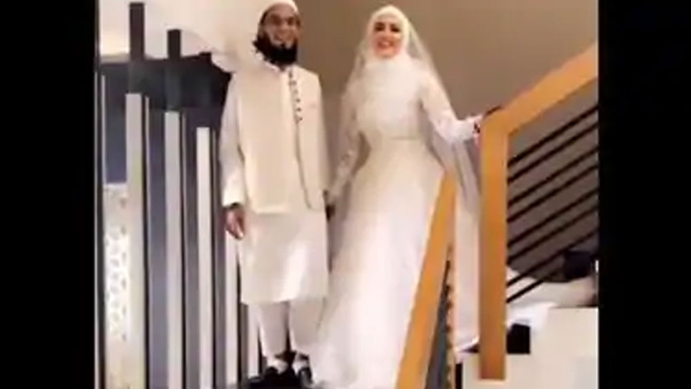 বিয়ের একটি ভিডিয়ো শেয়ার হয়েছে সোশ্যাল মিডিয়ায়। তাতে দেখা যাচ্ছে, সাদা পোশাক পরে ওই মুলসিম ধর্মগুরু মুফতি আনাসের হাত ধরে সিঁড়ি দিয়ে নামছেন সানা।