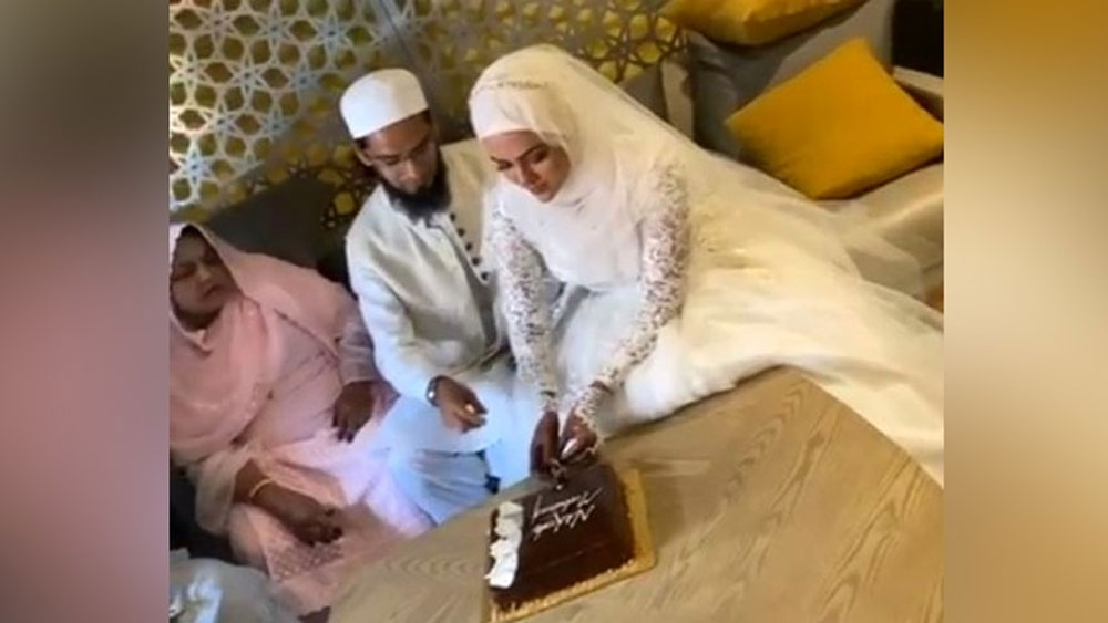 তার পর কেক কেটে নিজেদের বিয়ে উদযাপন করছেন। কেকে লেখা ‘নিকাহ মুবারক’।