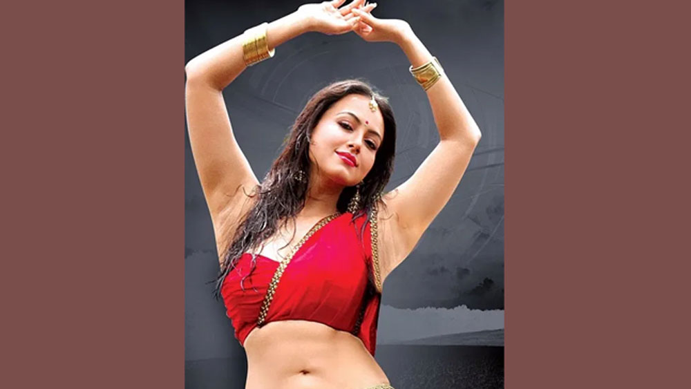 প্রথম থেকেই যাঁর লক্ষ্য ছিল বলিউড এবং গ্ল্যামার দুনিয়া সেই তিনিই সম্প্রতি নিজের ইনস্টাগ্রামে একটি পোস্টে ১৫ বছরের সুদীর্ঘ কেরিয়ারে ইতি টানেন।