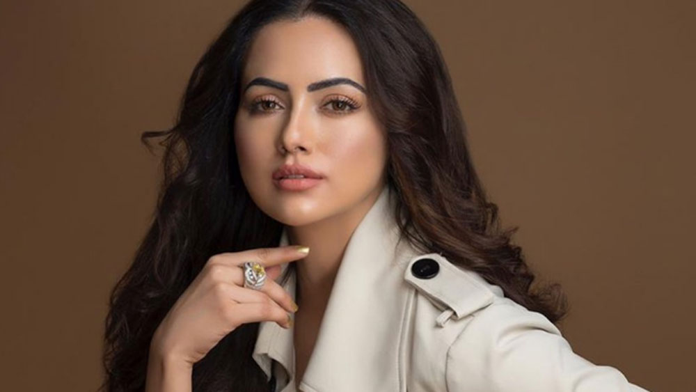 এই ঘোষণার পরই নিজের ইনস্টাগ্রাম থেকেও এমন সব ছবি মুছে দিয়েছেন যা তাঁর পুরনো জীবনকে তুলে ধরে।