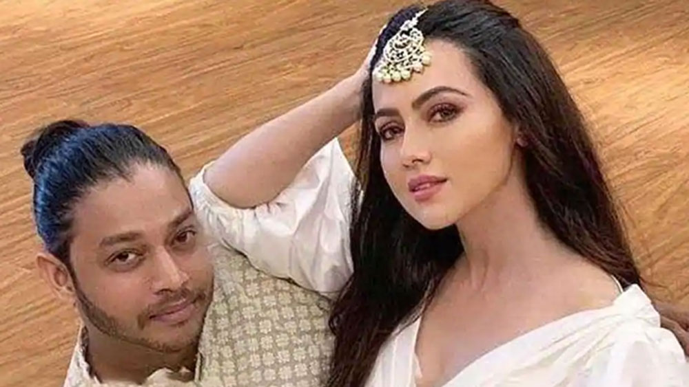 এর আগে ডান্স কোরিয়োগ্রাফার মেলভিনের সঙ্গে তাঁর সম্পর্ক ছিল। গত ফেব্রুয়ারি মাসেই তাঁদের সম্পর্ক ভাঙার কথা সামনে আসে। তার পর থেকেই প্রাক্তন প্রেমিকের সম্পর্কে একের পর এক বিস্ফোরক মন্তব্য করেন তিনি।