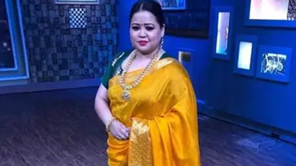 অমৃতসরে ভারতীর জন্ম ১৯৮৪ সালের ৩ জুলাই। তাঁর বাবা আদতে ছিলেন নেপালের বাসিন্দা। মা ছিলেন পঞ্জাবি বংশোদ্ভূত। ভারতীর মাত্র ২ বছর বয়সে তাঁর বাবা মারা যান। শৈশবে বাবার স্মৃতি বলতে তাঁর শুধু মনে আছে, বাড়িতে পাওনাদারদের হামলা। তাঁরা দাবি করতেন, তাঁদের সকলের কাছে টাকা ধার করে গিয়েছেন ভারতীর প্রয়াত বাবা।