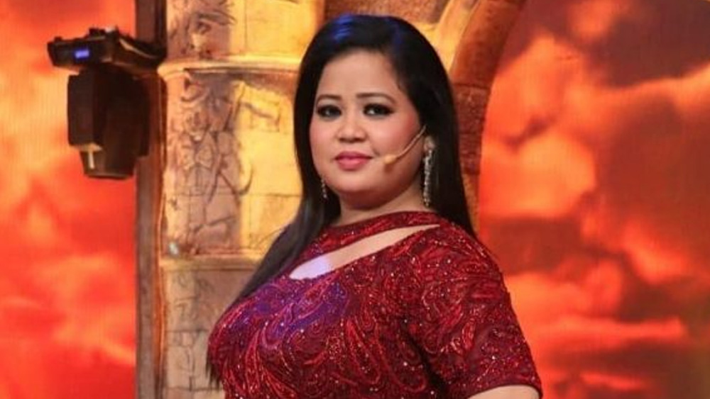 দুই মেয়ে এবং এক ছেলেকে নিয়ে ভারতীর মা মাত্র ২২ বছর বয়সে তাঁর স্বামীকে হারিয়েছিলেন। পাওনাদারদের টাকা তিনি মেটাতে পারতেন না। ফলে শুনতে হত অশ্রাব্য গালিগালাজ। এক সাক্ষাৎকারে ভারতী দাবি করেন, তিনি ছিলেন তাঁর পরিবারে ‘অবাঞ্ছিত সন্তান’। ভারতী যখন গর্ভে, তাঁর মা নাকি চেষ্টা করেছিলেন সন্তানের জন্ম রোধ করতে। কিন্তু শেষ অবধি পারেননি।