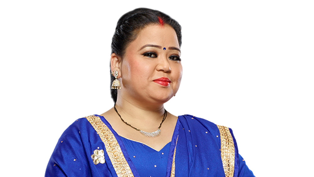 নিদারুণ অভাবী শৈশবের একটি ‘টিক টিক’ যান্ত্রিক শব্দ ভারতীকে এখনও তাড়া করে বেড়ায়। ওই শব্দ ছিল সেলাই মেশিনের। তিন সন্তানের মুখে খাবার তুলে দিতে তাঁর মা গভীর রাত অবধি কম্বল তৈরি করতেন। সারা সকাল তাঁর কাটত কম্বলের কারখানায়। বাড়তি মজুরির জন্য কাজ নিয়ে আসতেন বাড়িতেও।