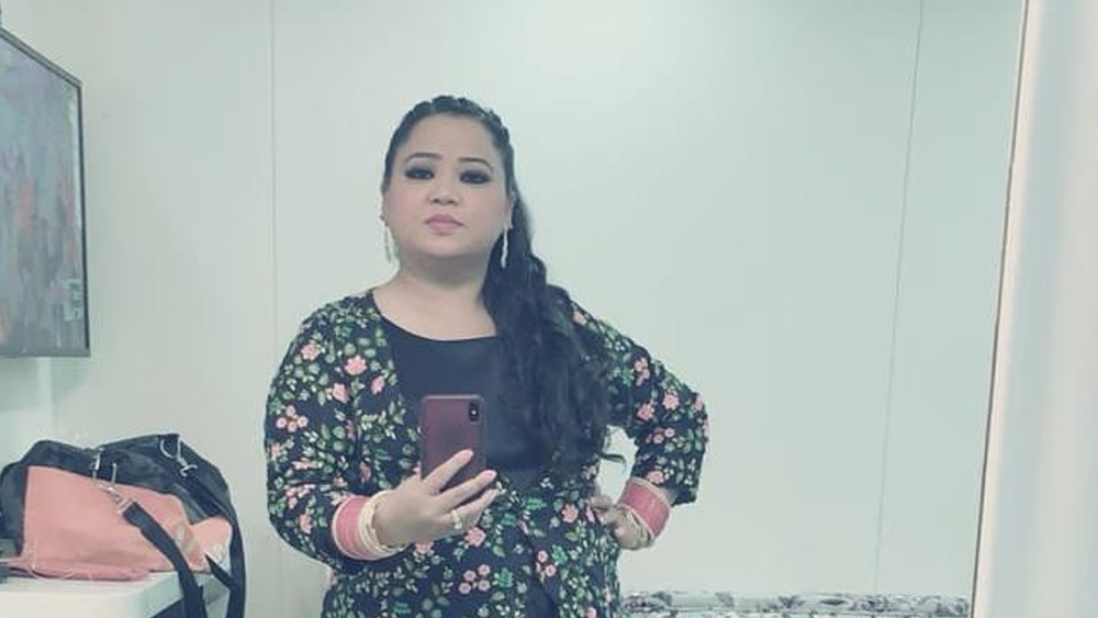 কিন্তু টিভিতে কেবল সংযোগ নেওয়ার ক্ষমতা ছিল না। তাই নতুন টিভিতেও ভারতীরা দেখতেন দূরদর্শনই। তবুও থেকে গিয়েছিল অনটন। অভাবের সংসারে দু’সপ্তাহ পরে আবার ফোন এল মুম্বই থেকে।