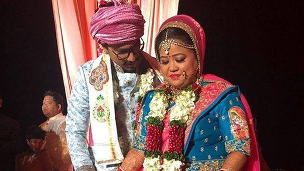 টানা ৬ বছর চলেছিল দু’জনের প্রেমপর্ব। ভারতীর পাশাপাশি হর্ষও এগোতে থাকেন কেরিয়ারের পথে। সহকারী চিত্রনাট্যকার থেকে তিনি হয়ে ওঠেন অ্যাসিস্ট্যান্ট ক্রিয়েটিভ ডিরেক্টর। ২০১৭ সালে বিয়ে করেন হর্ষ-ভারতী।