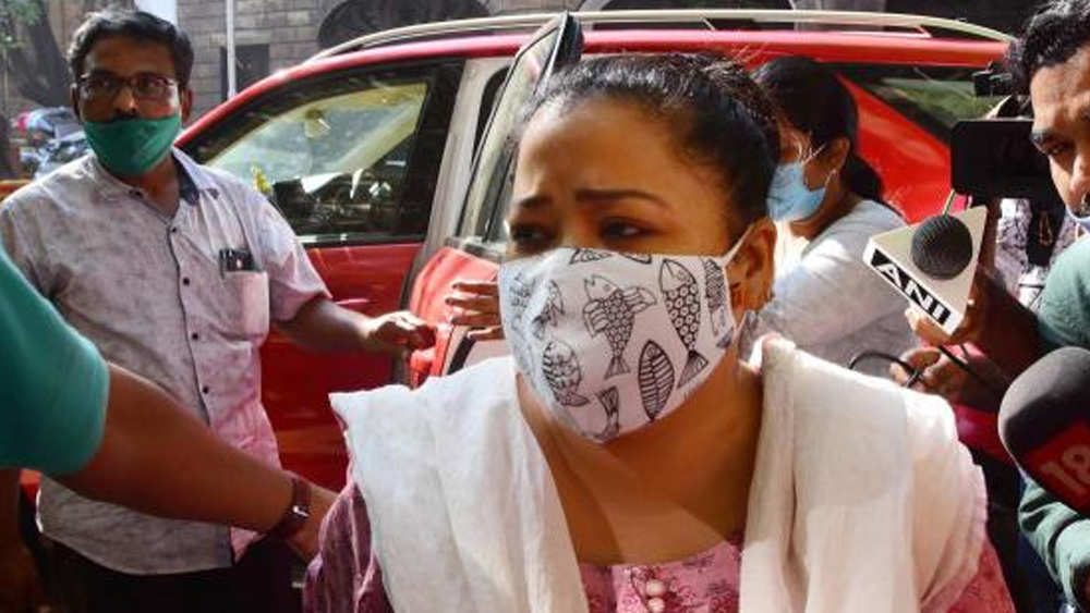 কিন্তু আচমকাই কাটল স্বপ্নের সুর। দীর্ঘ জিজ্ঞাসাবাদের শেষে শনিবার কমেডিয়ান ভারতী সিংহকে মাদক কাণ্ডে গ্রেফতার করে নারকোটিক্স কন্ট্রোল ব্যুরো (এনসিবি)। শনিবার সকালে ভারতীর মুম্বইয়ের ফ্ল্যাটে তল্লাশি চালিয়ে ৮৬.৫ গ্রাম গাঁজা পাওয়া গিয়েছে বলে দাবি করে এনসিবি। তার পরেই ভারতী এবং তাঁর স্বামীকে জিজ্ঞাসাবাদের জন্য এনসিবি দফতরে নিয়ে আসা হয়।