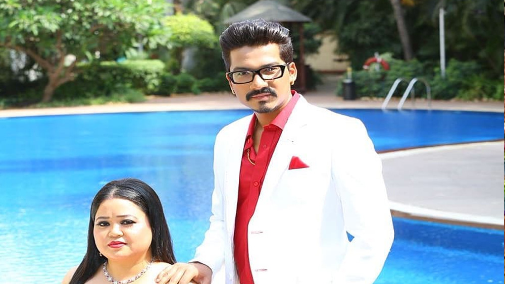 টানা ১৫ ঘণ্টা জেরার পরে রবিবার সকালে ভারতীর স্বামী হর্ষ লিম্বাচিয়াকে গ্রেফতার হন। জিজ্ঞাসাবাদে ভারতী এবং তাঁর স্বামী হর্ষ দু’জনেই গাঁজা খাওয়ার কথা স্বীকার করেছেন বলে দাবি এনসিবি-র তদন্তকারীদের। (ছবি: আর্কাইভ এবং সোশ্যাল মিডিয়া)