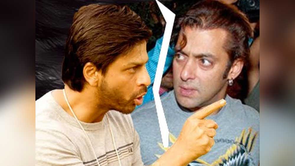 বাক বিতণ্ডার মধ্যেই শাহরুখ নাকি নাম না করে পরোক্ষে ঐশ্বর্যার প্রসঙ্গ তোলেন। প্রাক্তনকে নিয়ে সরাসরি ইঙ্গিতে নিজেকে আর সামলে রাখতে পারেননি সলমন। অভিযোগ, পার্টিতে সবার সামনেই তিনি শাহরুখের কলার চেপে ধরেন। স্থান-কাল-পাত্র ভুলে দুই তারকার মধ্যে নাকি হাতাহাতিও শুরু হয়ে যায়।