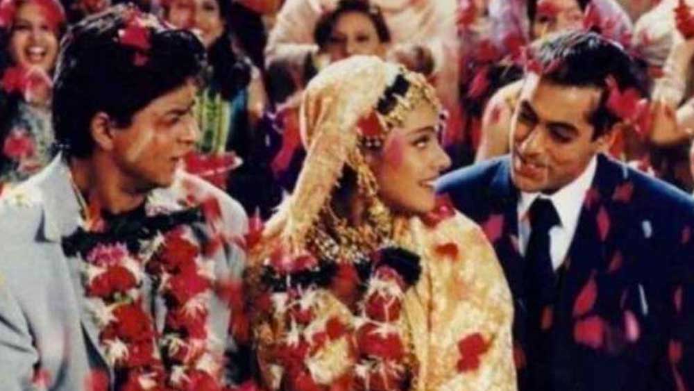 তবে ইন্ডাস্ট্রিতে কান পাতলে শোনা যায়, এই সৌজন্য শুধুমাত্র পেশাদারি ক্ষেত্রে। দুই তারকার মধ্যে নয়ের দশকের সুসম্পর্ক ফিরে আসেনি। যখন ইন্ডাস্ট্রিতে নবাগত শাহরুখের অভিভাবক ছিলেন সেলিম খান। তাঁদের বাড়িতেও নাকি কিছু দিন ছিলেন শাহরুখ। সেই সুসম্পর্ক ধরা পড়েছিল ‘করণ অর্জুন’ এবং পরে ‘কুছ কুছ হোতা হ্যায়’-এর অনস্ক্রিন রসায়নেও। এত দিন পর সেই অবস্থানে ফিরে যাওয়া নাকি দু’জনের ক্ষেত্রেই কার্যত অসম্ভব।