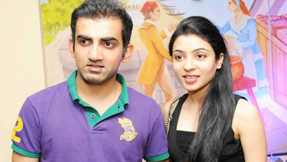 গম্ভীরের মতো জনপ্রিয় ক্রিকেটারের পরিচয় নিয়ে কিছুটা দ্বিধায় ছিলেন নাতাশা। কারণ তাঁর ক্রিকেটে কোনও আগ্রহ ছিল না। বরং তিনি মশগুল ছিলেন ফ্যাশন এবং মেক আপ নিয়ে। কিন্তু গৌতমের ব্যক্তিত্ব তাঁকে মুগ্ধ করেছিল। তাই দ্বিধা কাটিয়ে আকৃষ্ট হন তাঁর দিকে।