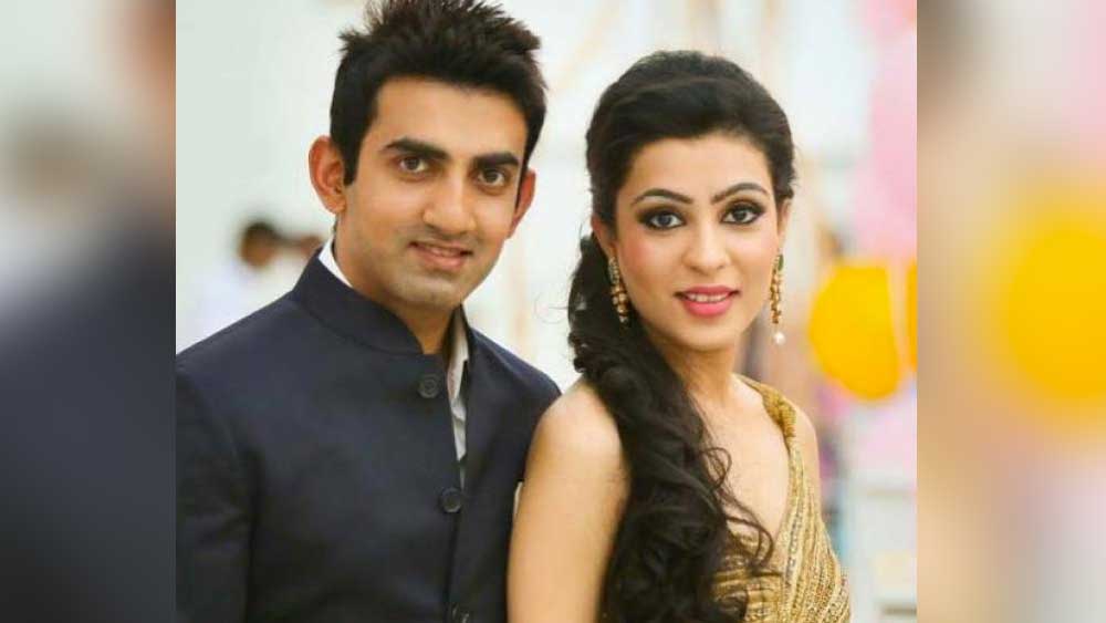 তবে এই মুগ্ধতা যে প্রথম আলাপে এসেছে, তা একেবারেই নয়। তারকাসুলভ পরিচয়ের থেকেও গৌতমের সারল্য বেশি ভাল লেগেছিল নাতাশার। তারকা হয়েও সাধারণ জীবনযাপনের চেষ্টা দু’জনকে কাছাকাছি এনেছিল।