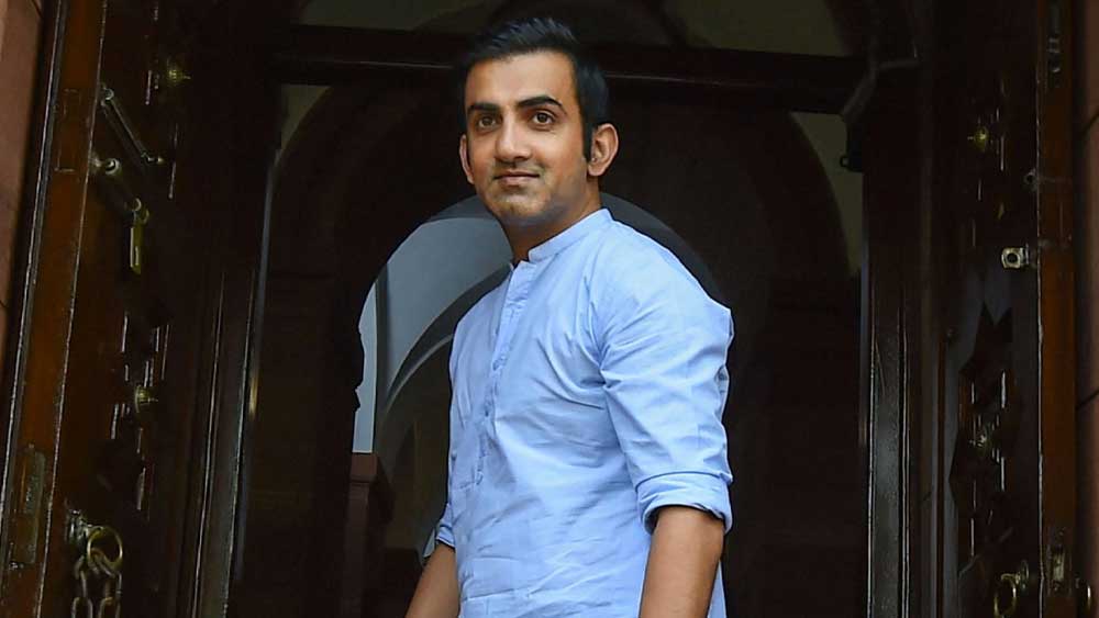 নিজের কৃতিত্বের পিছনে মামা পবন গুলাটির অবদান ভুলতে পারেন না গম্ভীর। দিল্লিতে মামার বাড়িতেই তিনি বড় হয়েছেন। সদ্যজাত গম্ভীরকে নিয়ে নিজের বাবা মায়ের কাছে এসেছিলেন গম্ভীরের মা। এর পর নাতিকে নিজের কাছেই রেখে দেয় গুলাটি পরিবার।