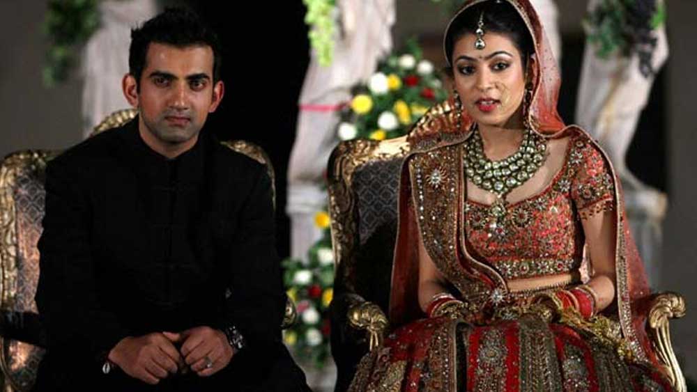 পঞ্জাবি বিয়ের সনাতনী বিয়ের রীতিনীতি সাতপাকে বাঁধা পড়েন তাঁরা। তবে বিয়ের অনুষ্ঠান ছিল ঘরোয়া। গম্ভীরের অনুরোধে আমন্ত্রিতের সংখ্যা রাখা হয়েছিল মাত্র ১০০। পরিজন এবং ঘনিষ্ঠ বন্ধুরাই শুধু ছিলেন সেখানে।