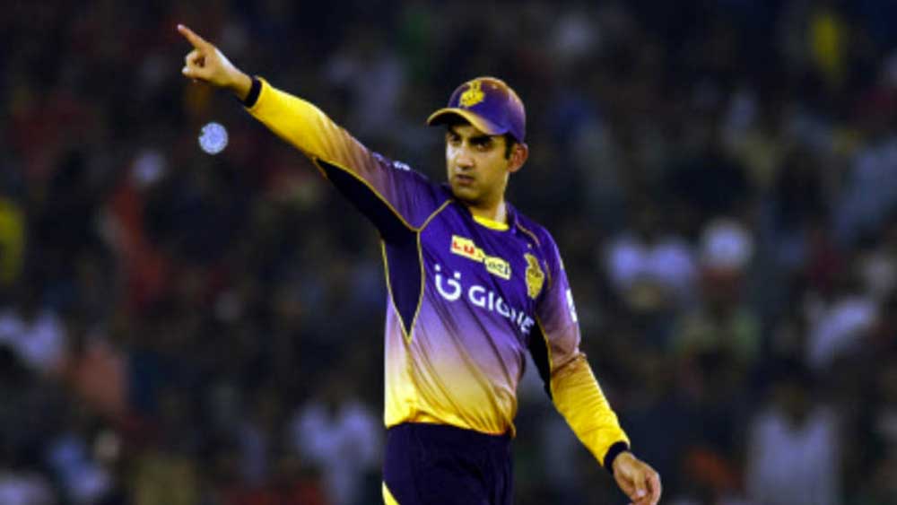 আইপিএল-এ গম্ভীর খেলতে শুরু করেছিলেন দিল্লির হয়ে। ২০১১ সালে আকাশছোঁয়া মূল্যে তাঁকে কিনে নেয় কলকাতা নাইট রাইডার্স। এর পর ২০১৭ অবধি তিনি ছিলেন নাইটবাহিনীর অধিনায়ক।