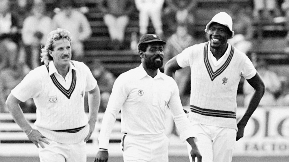 ৬৮ বছরের ক্রিকেটার যে সব ছবি শেয়ার করেছেন, তার মধ্যে ইংলিশ কাউন্টি সমারসেটে খেলার সময় ইয়ান বোথাম এবং জোয়েল গার্নারের সঙ্গেও একটি ছবি রয়েছে। সমারসেটে এক সময় সুনীল গাওস্কর-ভিভ-গার্নার-বোথাম এক সঙ্গে খেলেছেন।