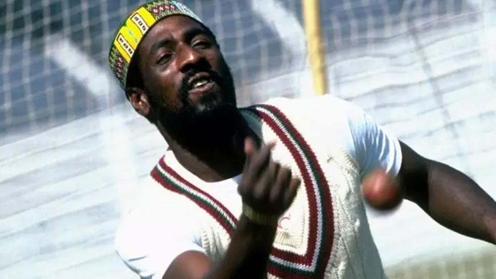 ভিভ অবশ্য অভিষেক টেস্টে দুই ইনিংসেই ব্যর্থ হন (৪ ও ৩ রান)। দু’টি ইনিংসে চন্দ্রশেখরের বলে আউট হয়েছিলেন তিনি।