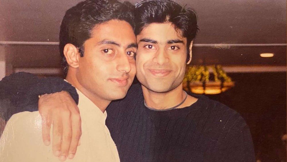 সিকন্দরকে দত্তক নেন অনুপম। ‘খের’ পদবিই ব্যবহার করেন সিকন্দর। অনুপমের ওয়ার্কশপে অভিনয় শিখেছেন তিনি। সেখানে তাঁর সহপাঠী ছিলেন অভিষেক বচ্চন, হৃতিক রোশন এবং উদয় চোপড়া।