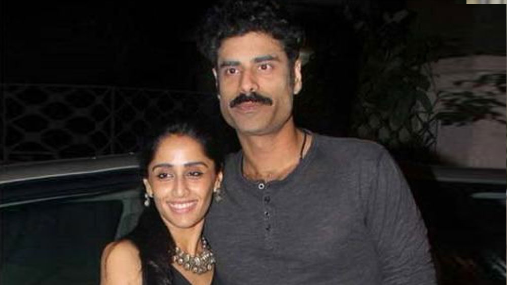 তার আগে প্রিয়ার বিয়ে হওয়ার কথা ছিল আশিস মহুবনীর সঙ্গে। কিন্তু বিয়ের কয়েক মাস আগেই মৃত্যু হয় আশিসের। এর পর প্রিয়ার সম্পর্ক তৈরি হয় সিকন্দরের সঙ্গে। কিছু দিনে মধ্যেই তাঁদের এনগেজমেন্ট হয়ে যায়।