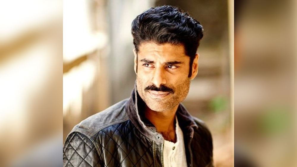 ইন্ডাস্ট্রি যখন তাঁদের বিয়ের অপেক্ষায় দিন গুনছে, তখনই আচমকা পট পরিবর্তন। জানা যায়, সিকন্দর-প্রিয়ার সম্পর্ক ভেঙে গিয়েছে। বিচ্ছেদের কারণ নিয়ে তাঁরা মুখ খোলেননি। তবে, শোনা যায়, মানসিকতা এবং জীবনযাত্রা দুই মেরুর হওয়ায় দু’জনে এই সম্পর্ক আর এগিয়ে নিয়ে যাননি।