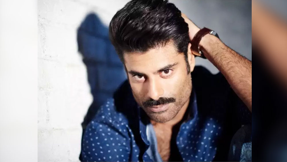 সম্প্রতি সিকন্দর ইনস্টাগ্রামে নিজের একটি উদ্বিগ্ন চেহারার সেলফি দিয়েছেন। সঙ্গে শুধু দু’টো লাইন লেখা—‘আমার কাজের প্রয়োজন। আমি হাসতেও পারি’।