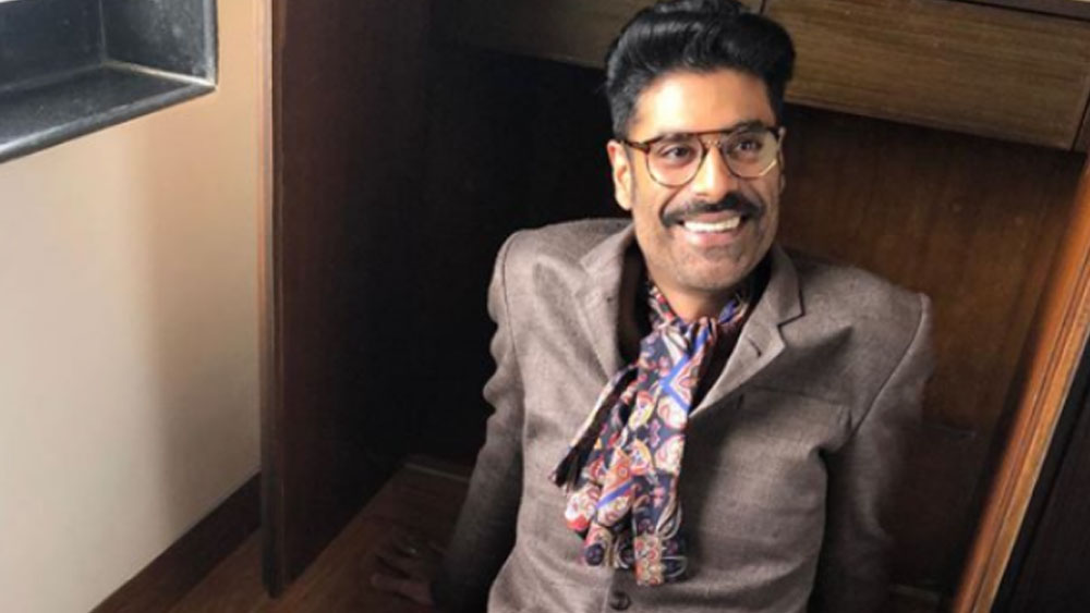 মা এবং সৎ বাবা দু’জনেই বলিউডের প্রবীণ অভিনেতা। নিজেও ভাল অভিনেতা হিসেবে পরিচিত। এরকম একজন কুশীলবের এরকম পোস্ট আলোড়ন তুলেছে নেটাগরিকদের মধ্যে ইন্ডাস্ট্রির অনেকেও প্রতিক্রিয়া জানিয়েছেন।