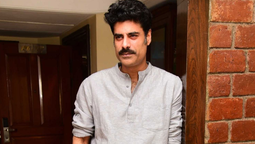 ইনস্টাগ্রামে মাঝে মাঝেই নিজের ছবি পোস্ট করেন সিকন্দর। তাঁর বেশির ভাগ পোস্টেই থাকে রসিকতার ছোঁয়া। এ ছাড়াও নিজের অনেক পুরনো ছবি শেয়ার করেন তিনি। তবে তাঁর এই সাম্প্রতিক পোস্টকে সম্পূর্ণ রসিকতা হিসেবে দেখছেন না কেউ। মনে করা হচ্ছে, তাঁর কাছে যে সত্যিই কাজ নেই, সেই বাস্তব ছবি তুলে ধরতে চেয়েছেন এই অভিনেতা।