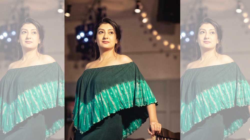 তার আগেই অবশ্য শুরু হয়ে গিয়েছিল জুহির অভিনেত্রীজীবন। ১৯৯৮ সালে ‘ওহ্‌’ সিরিয়ালে তাঁর প্রথম অভিনয়। এর পর ‘চুড়িয়াঁ’, ‘ইয়ে জীবন হ্যায়’, ‘রিশতে’-সহ বেশ কিছু ধারাবাহিকে অভিনয় করেন তিনি।