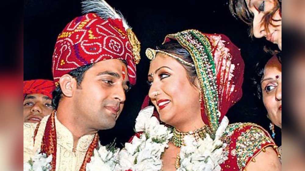 কিছু দিন প্রেমপর্বের পরে কেরিয়ারের শীর্ষে থাকতেই গুজরাতি ব্যবসায়ী এবং টেলিভিশন অভিনেতা সচিন শ্রফকে বিয়ে করেন জুহি। জয়পুরে রাজকীয় অনুষ্ঠানে সাতপাকে বাঁধা পড়েছিলেন তাঁরা। অভিনয়ের পাশাপাশি সচিন সঞ্চালনাও করেন।