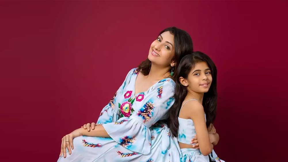 জুহি জানান, অভিনয়ের অফার তাঁর কাছে ছিল। কিন্তু মেয়ের কিছুটা বড় হওয়া পর্যন্ত তিনি অপেক্ষা করছিলেন। সন্তানের সামনে কর্মরতা মা হিসেবেই নিজেকে তুলে ধরতে চেয়েছিলেন তিনি।