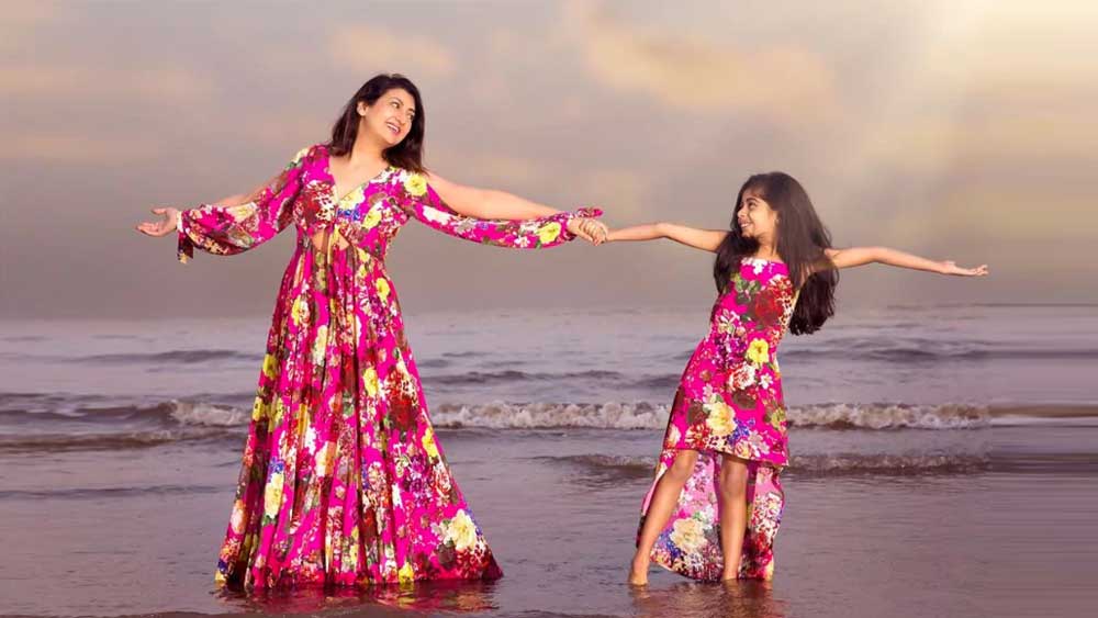 আপাতত অভিনয়র ব্যস্ত সূচির ফাঁকে জুহির জীবন জুড়ে রয়েছে তাঁর মেয়ে। সিঙ্গল পেরেন্টের দায়িত্ব কঠিন হলেও তা উপভোগ করছেন বলে জানিয়েছেন জুহি। মেয়ের জন্য আরও বেশি করে কাজ করে যেতে চান তিনি। মেয়ের কথা ভেবে জয়পুরের পাট চুকিয়ে মুম্বইয়ে এসে থাকছেন তাঁর বাবা, মা।