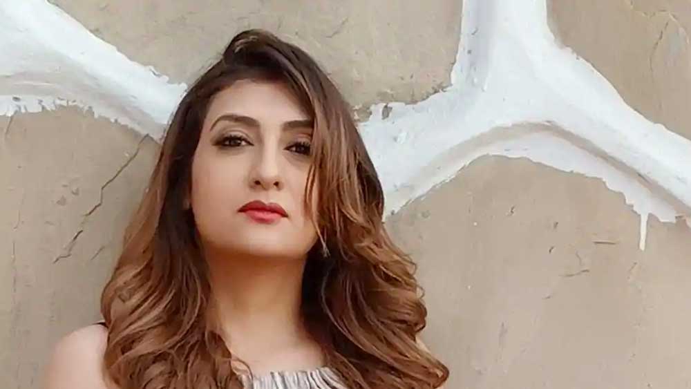 অতীতের অনস্ক্রিন পুত্রবধূ জুহিকে এখন দেখা যাচ্ছে শাশুড়ির ভূমিকায়। সাম্প্রতিক ধারাবাহিক ‘হমারি ওয়ালি গুড নিউজ়’-এ শাশুড়ি রেণুকার চরিত্রে তিনি অভিনয় করছেন। তবে টাইপকাস্ট হওয়ার ভয় তিনি পান না।