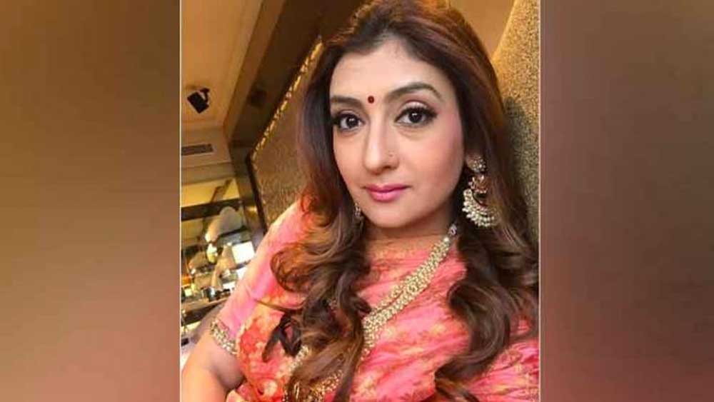 ভরসা আছে টেলিভিশনের দর্শকের উপরেও। জুহি মনে করেন, ওটিটি-র দাপটেও ছোট পর্দা তার একনিষ্ঠ দর্শককে হারাবে না। টেলিভিশন তার নিজের জায়গা ধরে রাখবে।