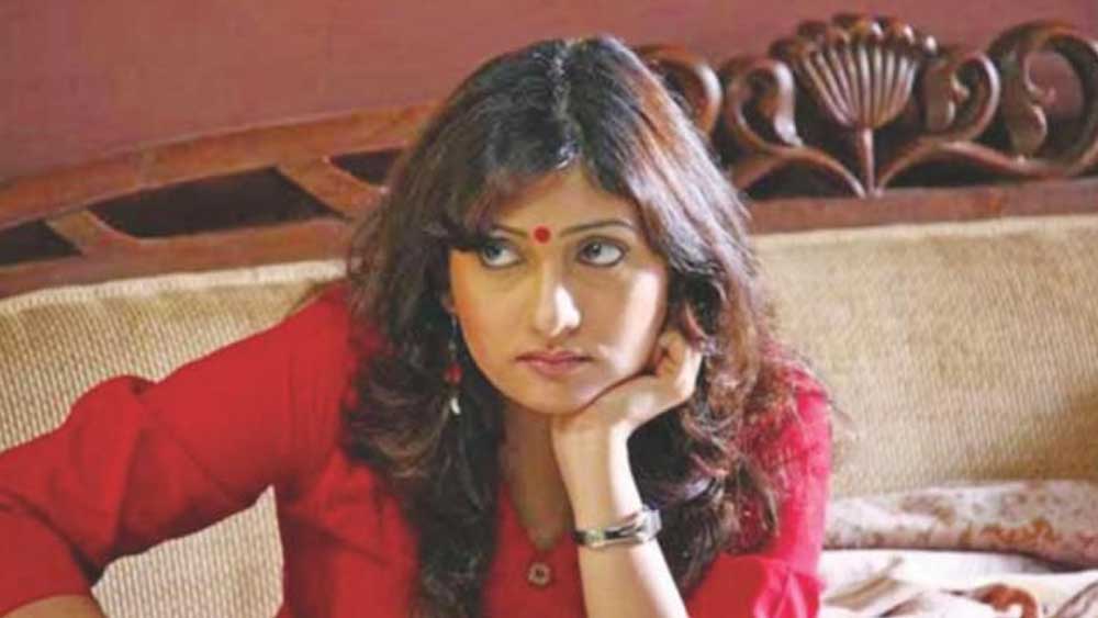 বান্ধবী আশকার বাড়ির কাছেই এক হাসপাতালে জুহিকে নিয়ে যাওয়া হয়। কিন্তু অভিযোগ, সেখানে ভুল ওষুধ দেওয়ার ফলে সমস্যা আরও বেড়ে যায়। সমস্যা বুঝতে পেরেই নিজেদের দায়িত্বে জুহিকে ওই হাসপাতাল থেকে বের করে নিয়ে আসেন তাঁর বান্ধবী আশকা।