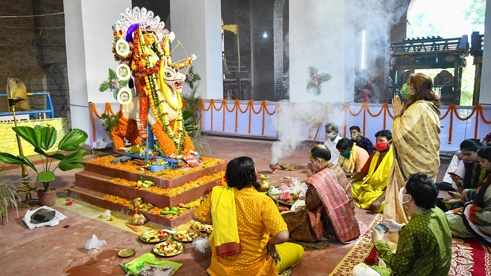 কৃষ্ণনগর রাজবাড়ির জগদ্ধাত্রী পুজো। সোমবার। ছবি: সুদীপ ভট্টাচার্য