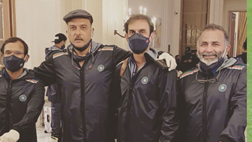 অনুশীলন ছাড়া অন্যান্য সময়ে মুখে মাস্ক পরেই থাকছেন ভারতীয় দলের প্রতিটি সদস্য। যতটা সম্ভব নিজেদের মধ্যেও দূরত্ব বজায় রাখার চেষ্টা করছেন। মেনে চলছেন স্বাস্থ্যবিধি।