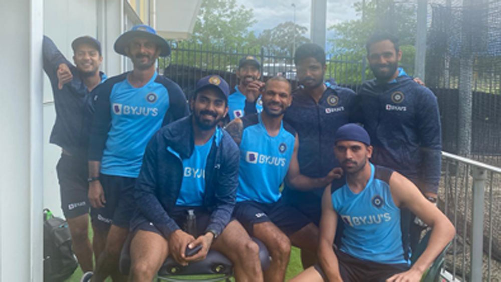 ক্রিকেটাররা আপাতত বিশেষ কারণ ছাড়া হোটেলে নিজেদের রুমের বাইরেও বেরোতে পারছেন না। গ্রুপ মিটিং করতে পারছেন না। করতে পারছেন না হোটেলের জিমে ওয়ার্কআউট।