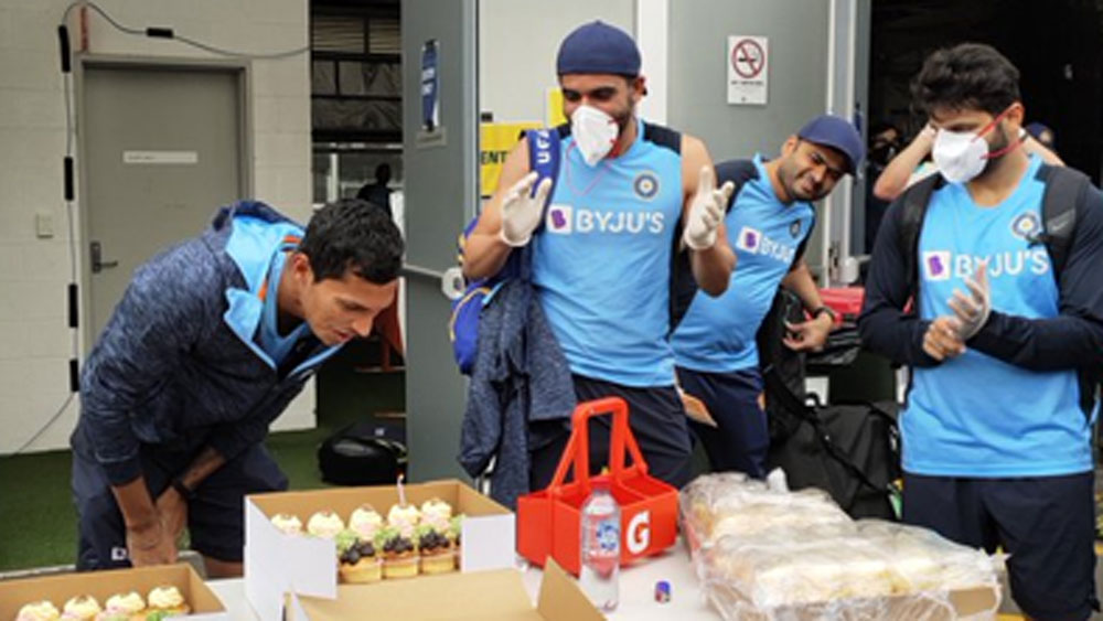 এরই মধ্যে সোমবার জন্মদিন পালন হল নবদীপ সাইনির। ফাস্ট বোলার নবদীপের জন্মদিনে কেক কাটার আয়োজন করা হয়েছিল।