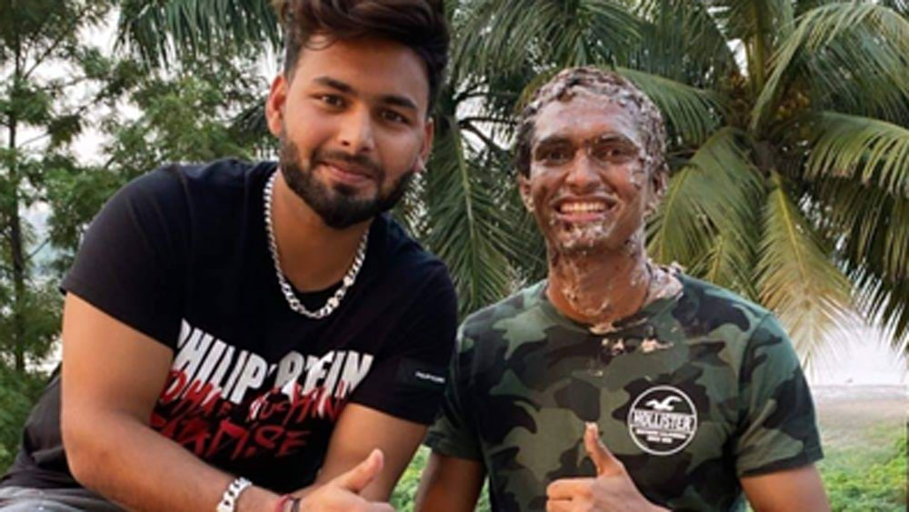 এমনিতে কেক কাটার পর তা নিয়ে সতীর্থদের মধ্যে খুব উন্মাদনা থাকে। তবে এ বারে তেমনটা হয়নি। তাই ছবির সঙ্গেই লিখে দেওয়া হয়েছে যে, এ বার মুখে কেক মাখানোর কোনও ব্যাপার নেই।