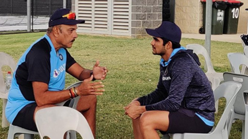 শেয়ার হওয়া আরও একটা ছবিতে শুভমন গিলের সঙ্গে কথা বলতে দেখা যাচ্ছে রবি শাস্ত্রীকে। রবি শাস্ত্রী কিছু একটা বোঝাচ্ছেন শুভমনকে। এই ছবি নিয়ে চূড়ান্ত ট্রোলডও হতে হয়েছে তাঁকে।