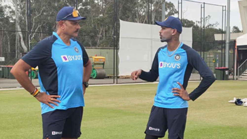 হার্দিক পাণ্ড্য এবং শিখর ধওয়নের সঙ্গেও ছবি শেয়ার করেন রবি। সে ছবি নিয়ে অবশ্য ট্রোলড হতে হয়নি তাঁকে।