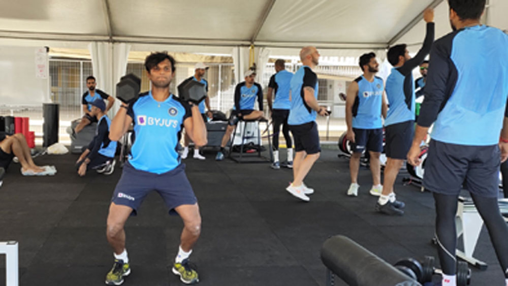 ফিটনেসে যাতে কোনওভাবেই ঘাটতি না হয় তাই চুটিয়ে জিম করছেন পূজারারা।