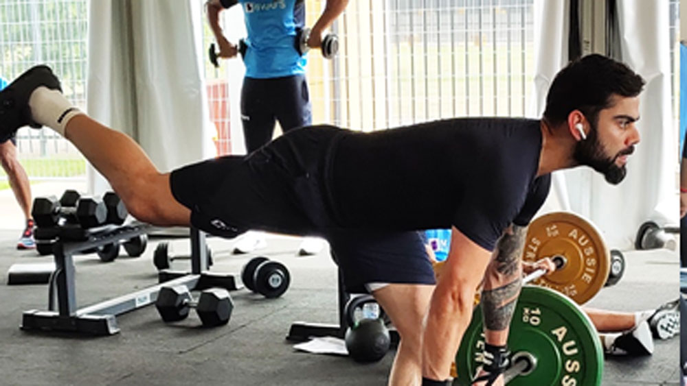 ফিটনেস সাধনায় মগ্ন ভারত অধিনায়কও। সোশ্যাল মিডিয়ায় একাধিক ছবি পোস্ট করেছেন বিরাট। তাতে দেখা যাচ্ছে কখনও জিমে ওজন তুলছেন ভারত অধিনায়ক, কখনও আবার ট্রেডমিলে ঘাম ঝরাচ্ছেন তিনি।