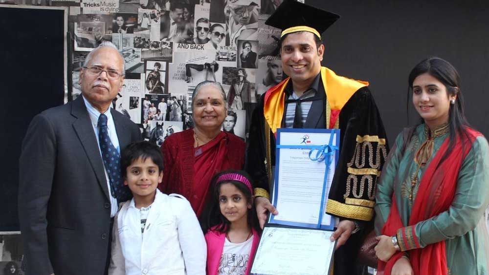 তবে লক্ষ্মণের ক্রিকেটীয় কেরিয়ারের প্রাপ্তি, অপ্রাপ্তি প্রভাব ফেলেনি দাম্পত্য জীবনে। তাঁর সহযোদ্ধাদের অর্ধাঙ্গিনীদের মতো লক্ষ্মণের স্ত্রী শৈলজা খুব বেশি প্রচারমাধ্যমের ক্যামেরার সামনে আসেননি। তাঁদের প্রেমপর্বও রয়ে গিয়েছে অপেক্ষাকৃত অনালোচিত আখ্যান হয়েই।