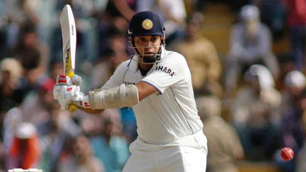 তবে লক্ষ্মণ যে ভবিষ্যতে ক্রিকেটার হবেন, সে বিষয় নিশ্চিত ছিল না তাঁর তারুণ্যেও। পড়াশোনার পাশাপাশি ক্রিকেট চলছিল অনেক দিন। কিন্তু শেষ অবধি ডাক্তার হওয়ার স্বপ্ন মুলতুবি রেখে লক্ষ্মণ চলে আসেন খেলার মাঠে।