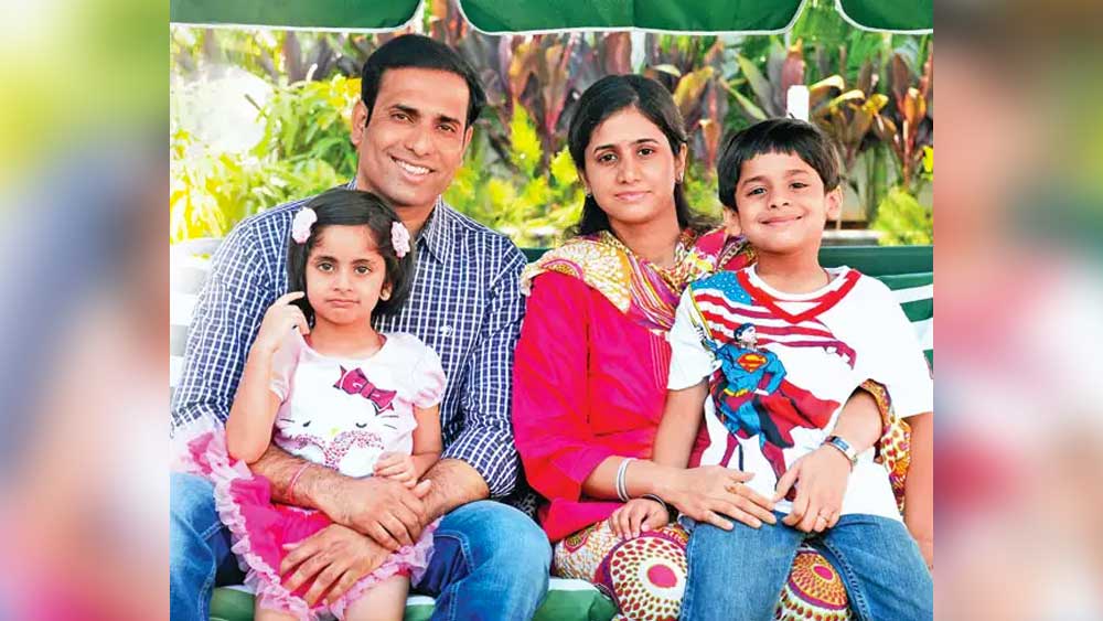 বরাবরই ভালবাসেন প্রচারের আলো থেকে দূরে থাকতে। অবসরের পরে পারিবারিক পরিসরে জীবন উপভোগ করছেন। সাফল্যের কৃতিত্ব দিতে লক্ষ্মণ চান স্ত্রী শৈলজাকেই। তবে শৈলজার দাবি, তিনি নন। তাঁর স্বামীর প্রথম প্রেম সবসময়ই ক্রিকেট।