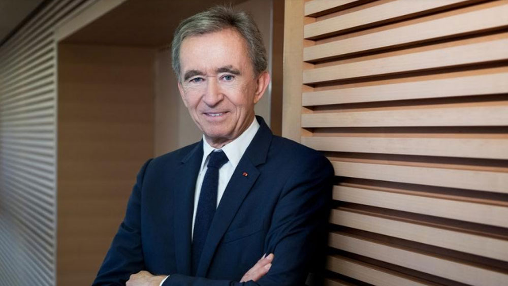 এই তালিকায় চতুর্থ স্থানে রয়েছেন ফরাসি শিল্পপতি বার্না আর্ন। মোট ১০ হাজার ৫০০ কোটি ডলারের সম্পত্তি রয়েছে তাঁর। বিশ্বের বৃহত্তম বিলাস সামগ্রী প্রস্তুতকারক সংস্থা লুই ব্যুঁত মোয়ে হেনেসি (এলভিএমএইচ)-র চেয়ারম্যান এবং চিফ এগজিকিউটিভ তিনি।